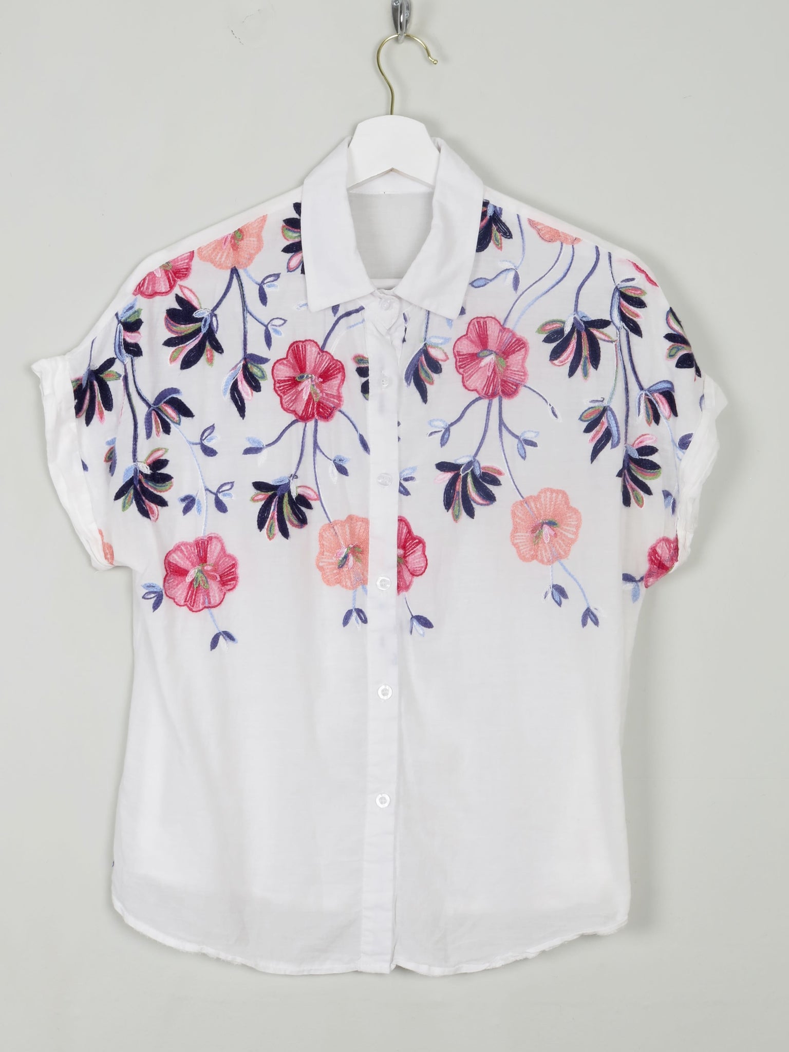 Woemn's Vintage White Blouse With Embroidered Flowers S/M