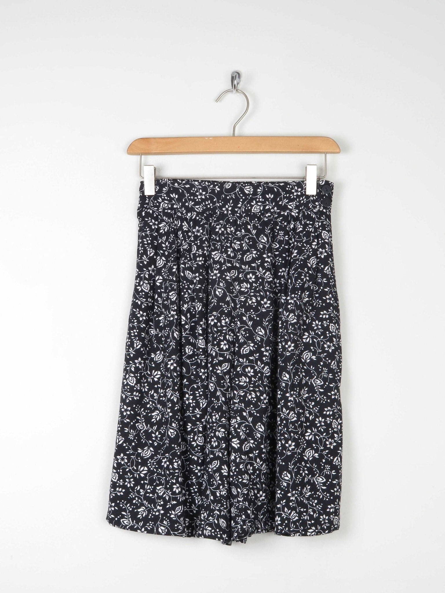 Women’s Black Bermuda Floral Vintage Shorts XS/S 8/10 Approx - The Harlequin
