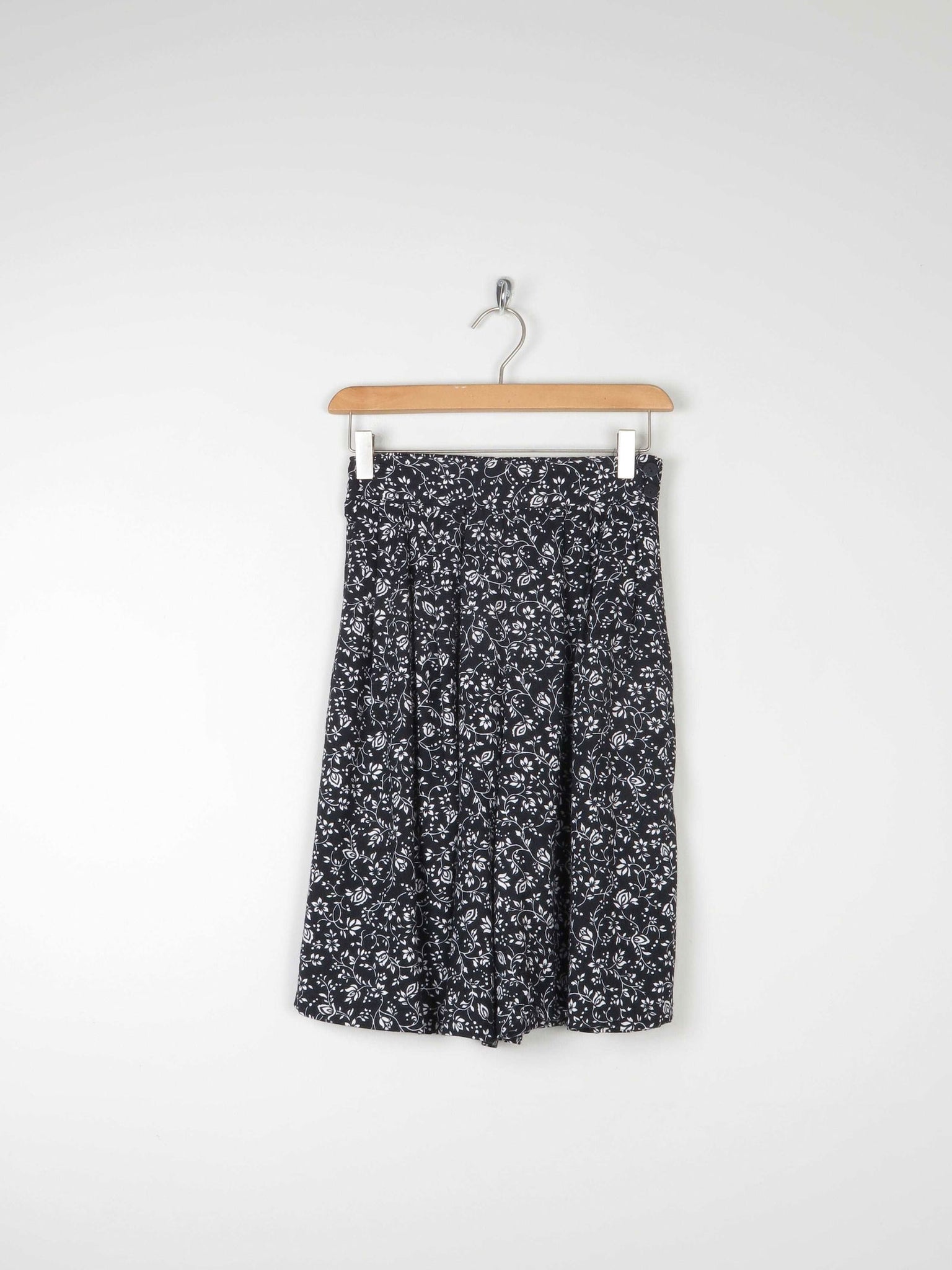 Women’s Black Bermuda Floral Vintage Shorts XS/S 8/10 Approx - The Harlequin