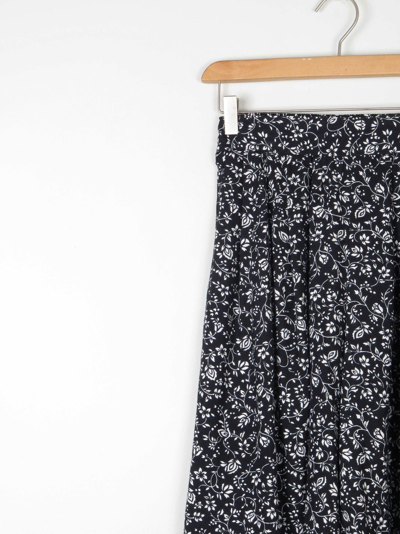 Women’s Black Bermuda Floral Vintage Shorts XS/S 8/10 Approx - The Harlequin