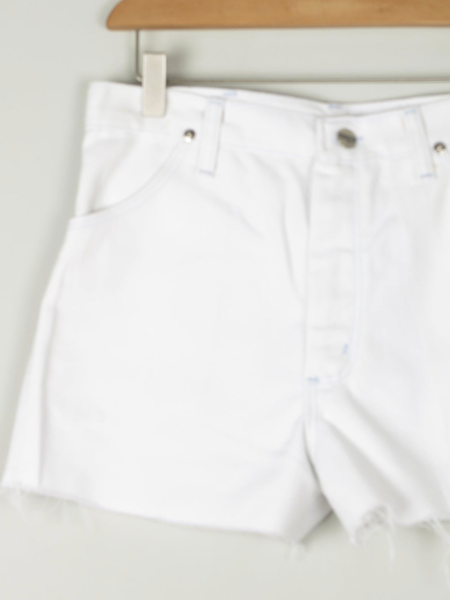 Women’s Vintage White Denim Shorts 28" *8* - The Harlequin