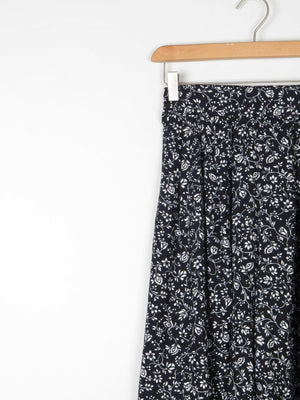 Black Bermuda Floral Shorts XS/S 8/10 Approx - The Harlequin